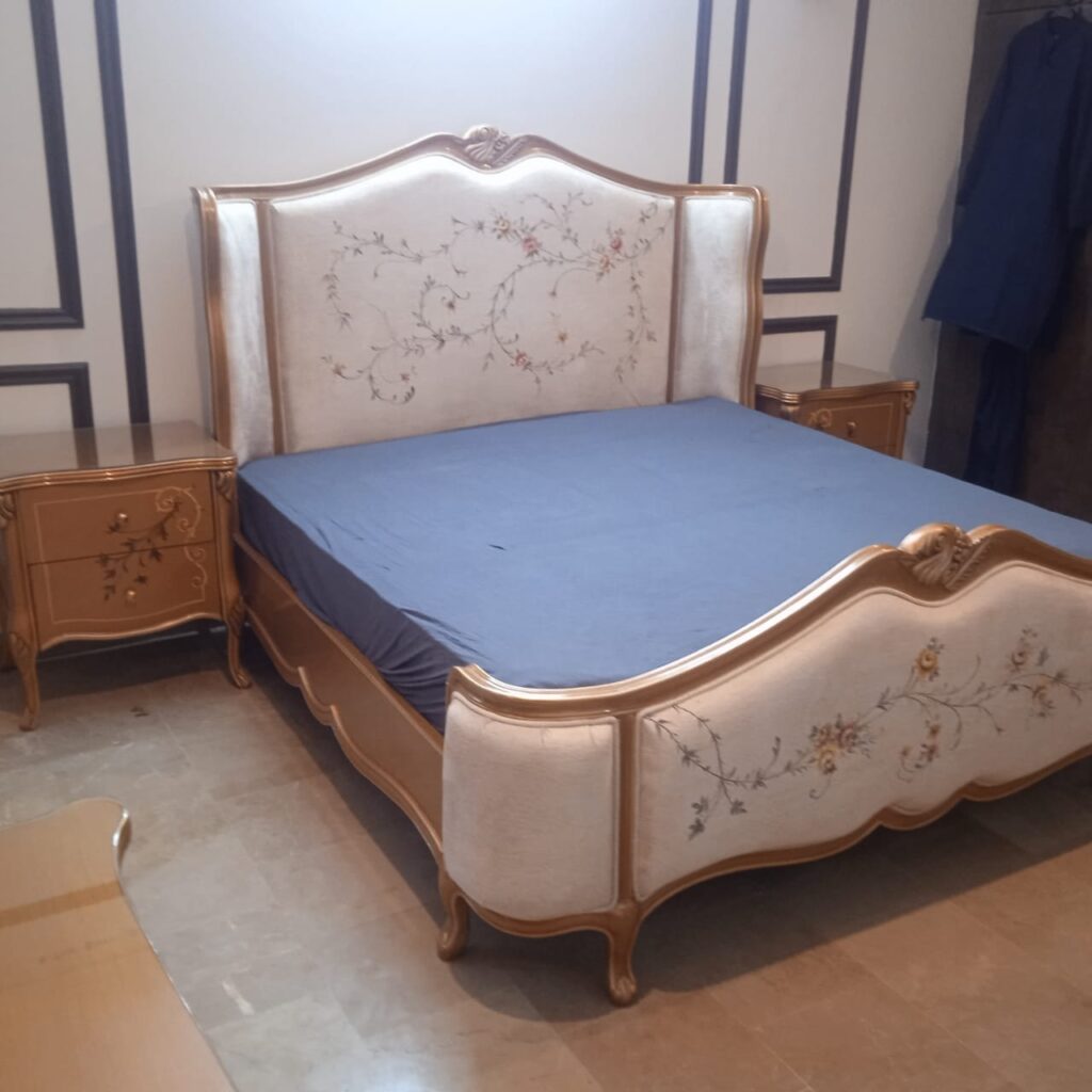 Wooden painting bed