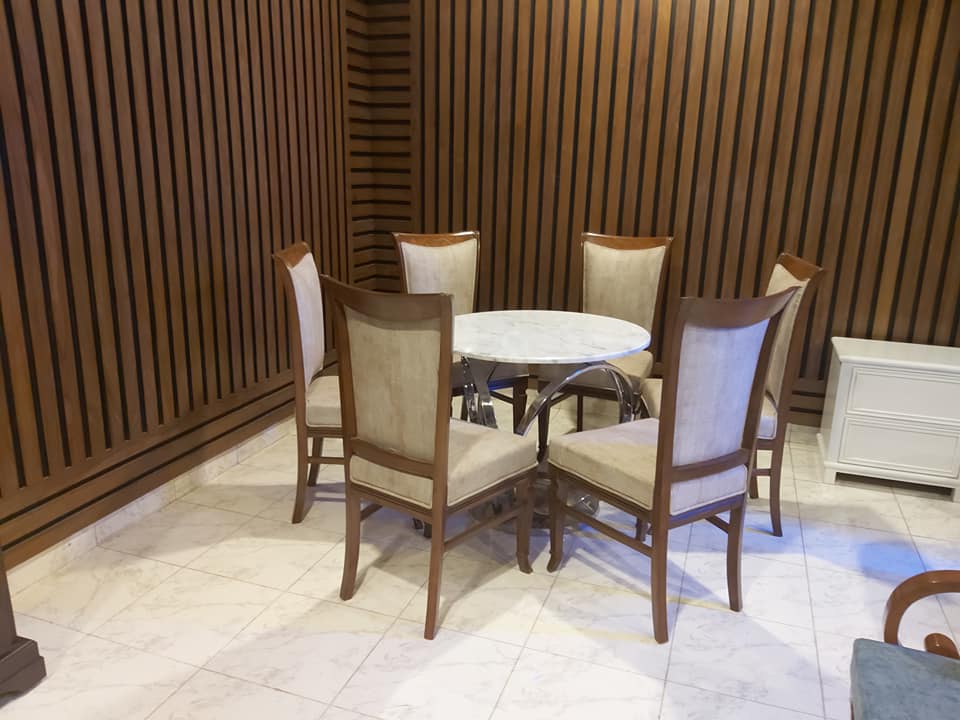 Round dining set