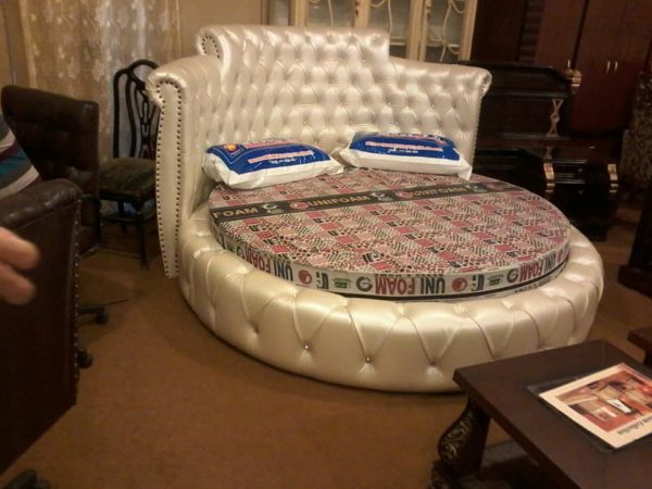 Crown round bed